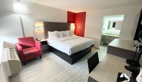 Room, 1 King Bed, Non Smoking (Exterior Entrance)