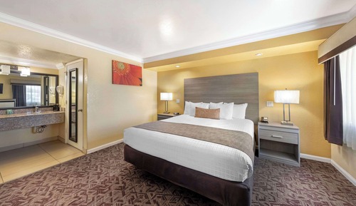 Standard Room, 1 Queen Bed, Accessible, Bathtub