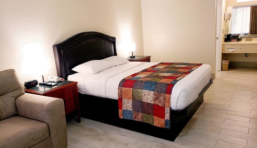 Basic Room, 1 Queen Bed, Smoking