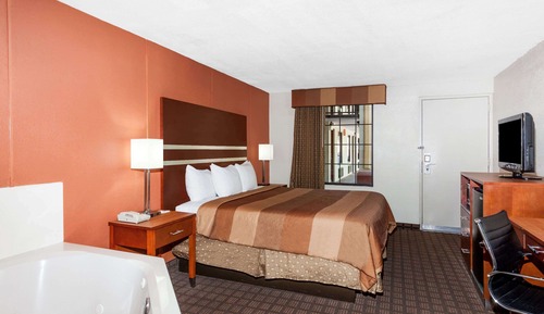 Standard Room, 1 King Bed, Jetted Tub