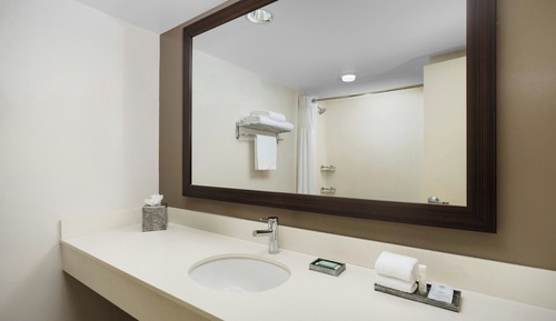 Deluxe Room, 1 King Bed, Balcony, Courtyard View
