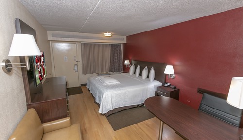 Premium Room, 1 King Bed (Upgraded Bedding & Snack, Smoke Free)