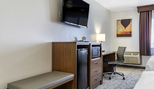 Suite, 1 King Bed, Non Smoking, Jetted Tub (Living Room)