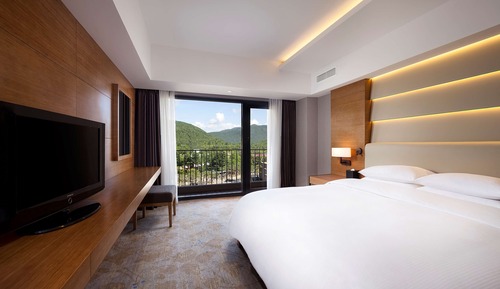 Deluxe Suite, 1 King Bed (Maple)