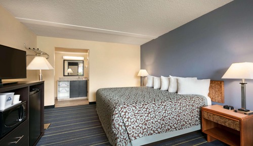 Standard Room, 1 King Bed, Pool View