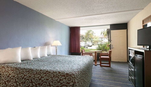 Room, 1 King Bed, Non Smoking (Efficiency, Poolside)