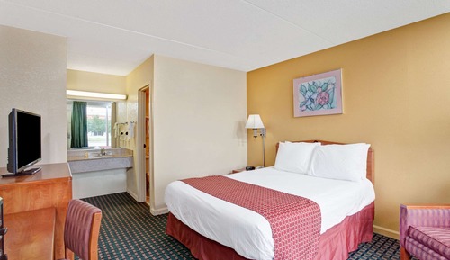 Standard Room, 1 Queen Bed