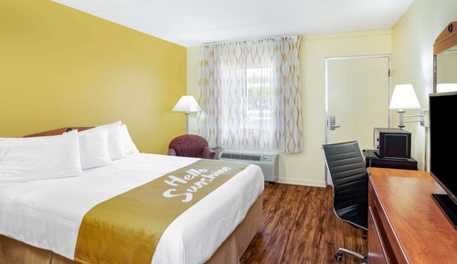 Standard Room, 1 Queen Bed