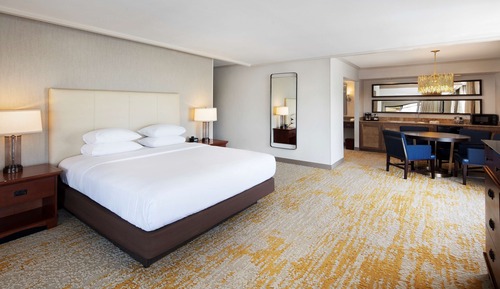 Suite, 1 King Bed, Corner
