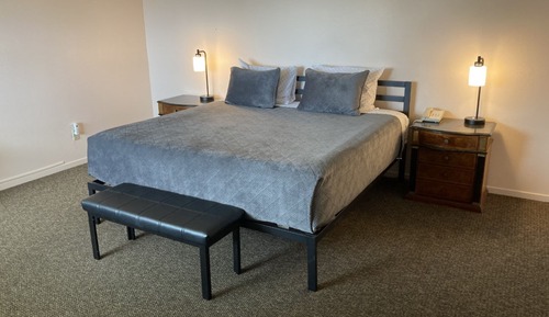 Standard Room, 1 King Bed, Non Smoking, Partial Ocean View