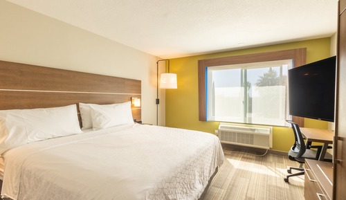 Standard Room, 1 King Bed, Accessible (Access Tub)
