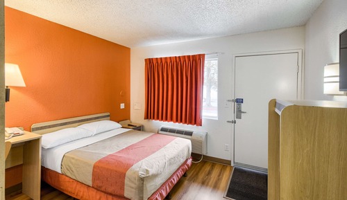 Deluxe Room, 1 Queen Bed, Non Smoking, Refrigerator & Microwave
