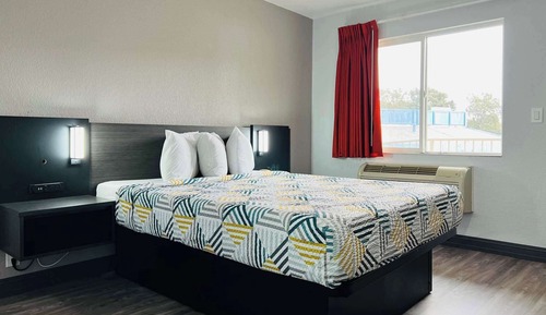 Deluxe Room, 1 Queen Bed, Non Smoking, Refrigerator
