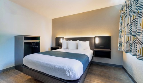 Standard Room, 1 Queen Bed, Accessible, Non Smoking