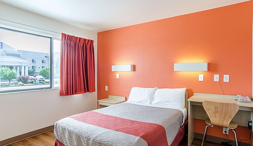 Deluxe Room, 1 Queen Bed, Non Smoking, Refrigerator & Microwave