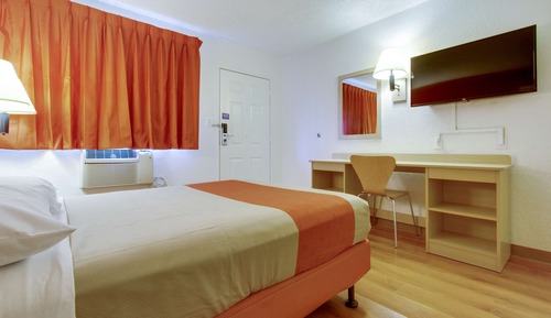 Premium Room, 1 Queen Bed, Non Smoking, Refrigerator & Microwave