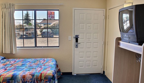 Deluxe Suite, 1 Queen Bed, Non Smoking, Refrigerator & Microwave