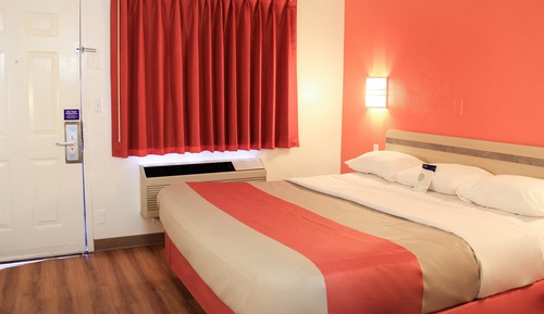 Deluxe Room, 1 Queen Bed, Non Smoking, Refrigerator & Microwave