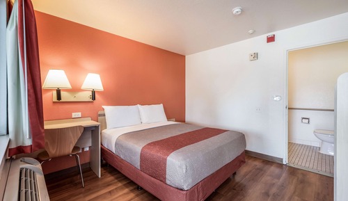 Deluxe Room, 1 Queen Bed, Accessible, Non Smoking
