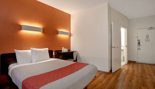 Deluxe Room, 1 Queen Bed, Accessible, Non Smoking