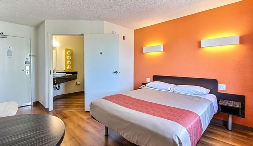 Standard Room, 1 King Bed, Non Smoking