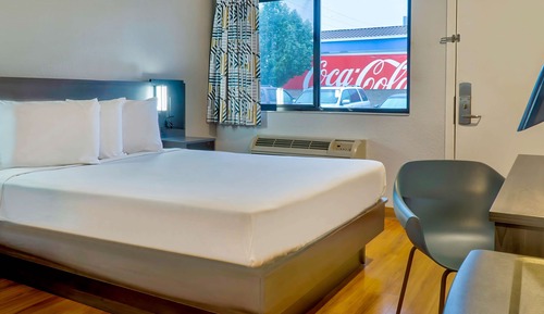 Deluxe Room, 1 Queen Bed, Non Smoking, Refrigerator