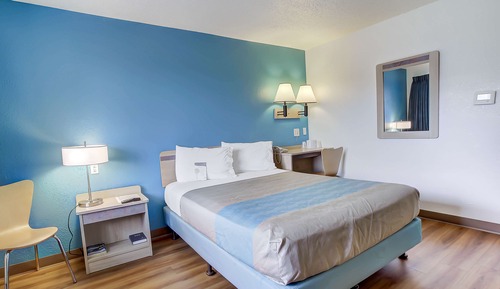 Standard Room, 1 King Bed, Non Smoking, Kitchenette