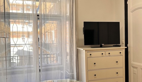 City Apartment, 2 Bedrooms, 2 Bathrooms, Courtyard Area