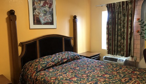 Standard Room (1 Queen Bed)