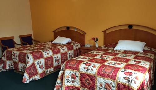 Standard Room (2 Full Beds)