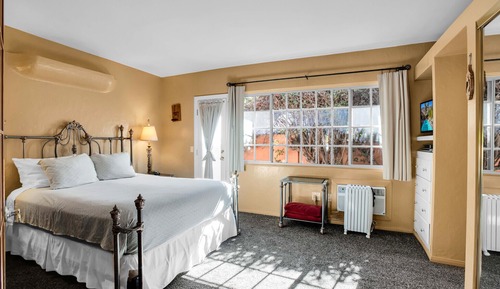 One Bedroom, 1 Queen, Full Kitchen, Fireplace