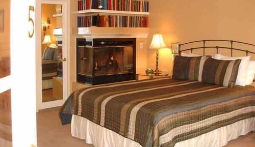Poolside Studio, 1 Queen, Fireplace, Kitchenette