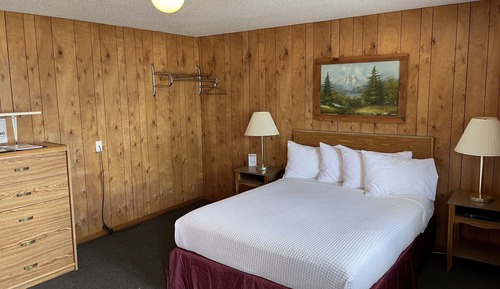 Deluxe Queen Suite