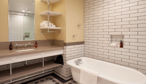 Suite 2 Queen