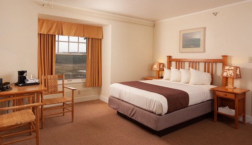 Deluxe Hotel Room 1 Queen / East Wing