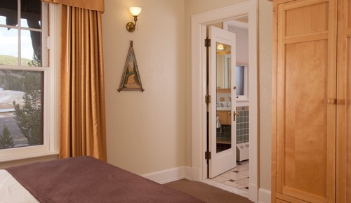Deluxe Geyser Basin View Hotel Room 1 Queen / East Wing