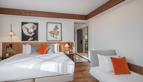 The Level, Family Room with Executive Lounge Access (2+1)