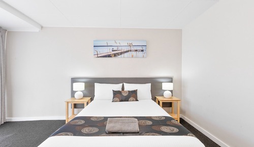 Standard Room, 1 Queen Bed, Non Smoking (Walk-in Shower)