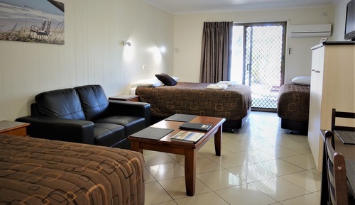 Family Studio (1 Queen and 2 Single Beds)