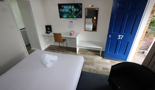 Deluxe Queen Room (Pet Friendly)