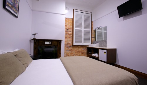 Queen Room, Shared Bathroom 