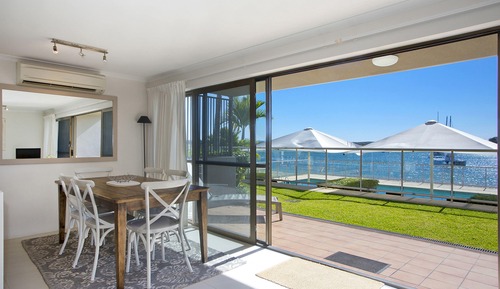 Deluxe Two-Bedroom Apartment - Waterfront