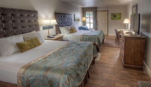 Deluxe Room, 2 Queen Beds, Pool View