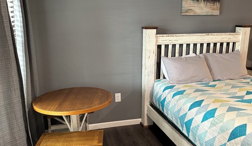 Deluxe Room, 1 Queen Bed, Roll-in Shower, Non Smoking
