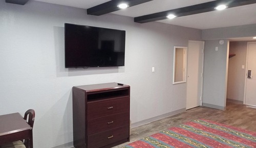 Room, 1 King Bed, Non Smoking, Kitchenette (Jetted Tub)