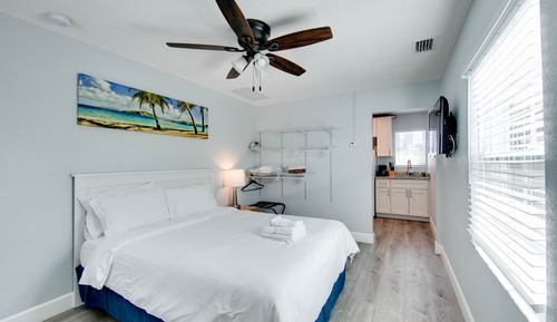 Queen Studio with Kitchenette (Unit 2)