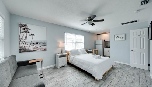Queen Studio with Kitchenette (Unit 8)