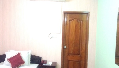 Junior Single Room, 1 Queen Bed, Accessible, Smoking