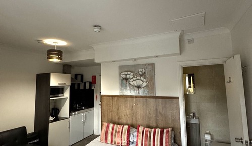 Standard Studio, Ensuite