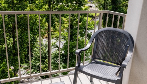 2 Queen Beds, Fireplace, Private Balcony on River